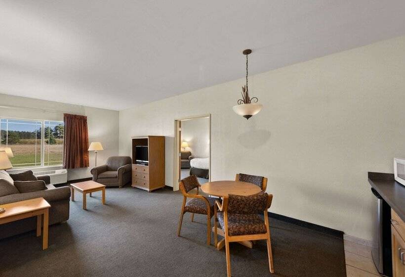 בית מלון כפרי Rodeway Inn & Suites