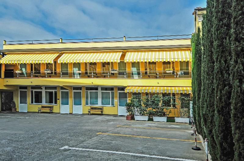 هتل B&b Ai Cipressi