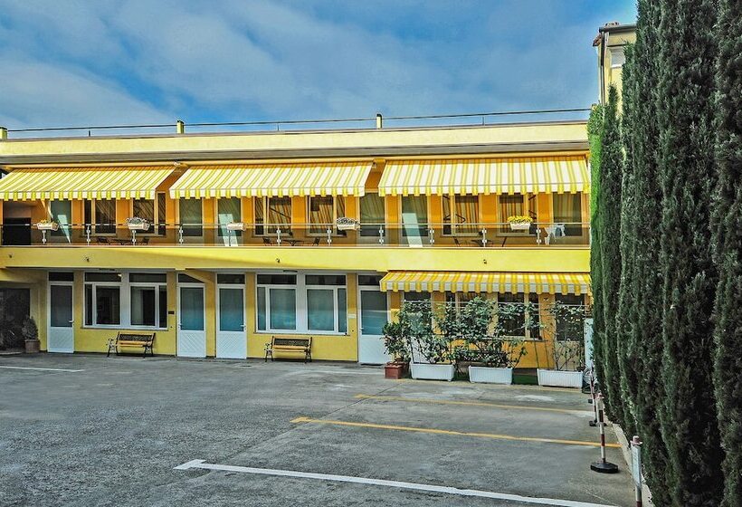 هتل B&b Ai Cipressi