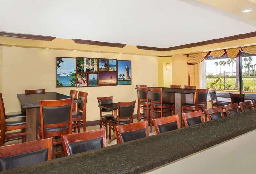 هتل Days Inn By Wyndham Florida City