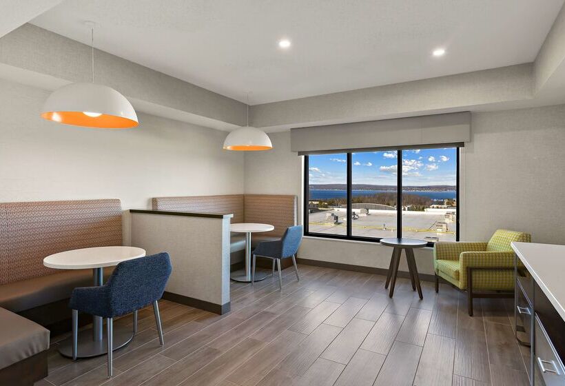 בית מלון כפרי Hampton Inn & Suites By Hilton Petoskey