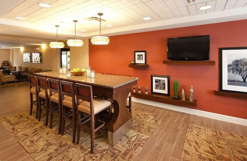 هتل Hampton Inn Columbus North