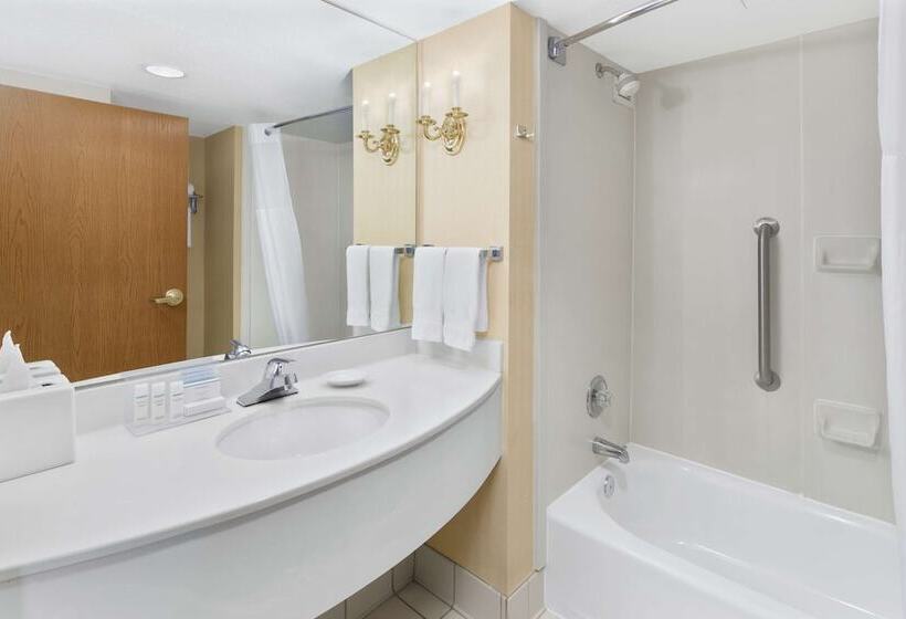 هتل Hampton Inn Columbus North