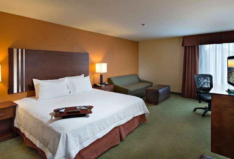 Отель Hampton Inn Cornelia