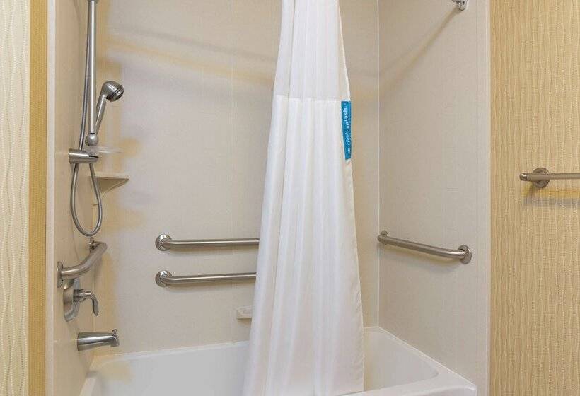 هتل Hampton Inn East Lansing