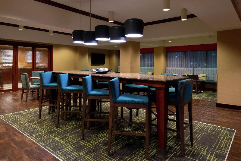 هتل Hampton Inn Greensboro Airport