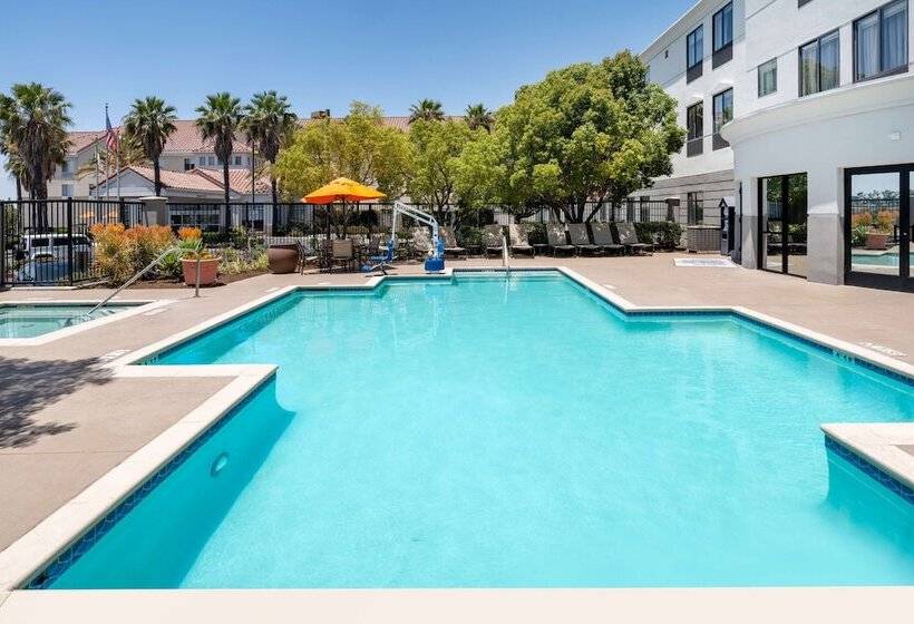 هتل Hampton Inn By Hilton Irvine East   Lake Forest