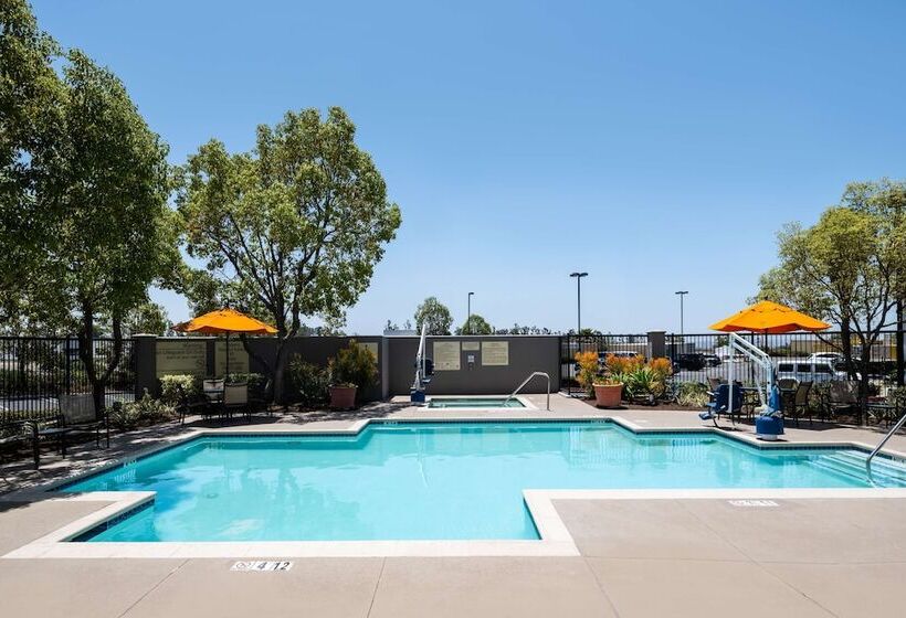 هتل Hampton Inn By Hilton Irvine East   Lake Forest