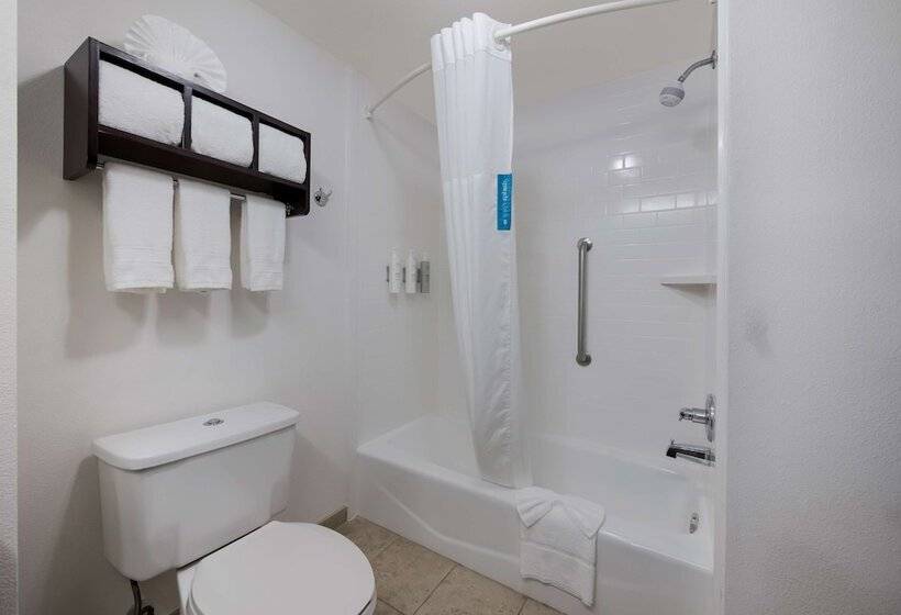 هتل Hampton Inn Marshall