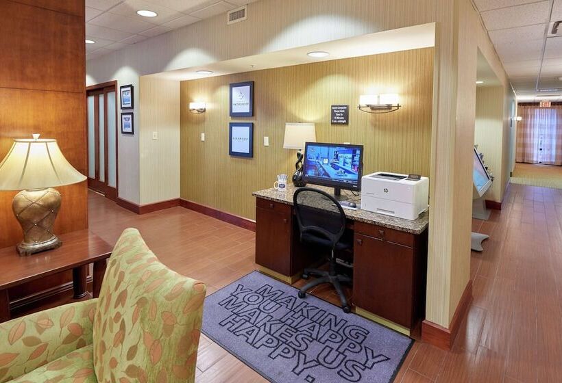 Отель Hampton Inn Massillon