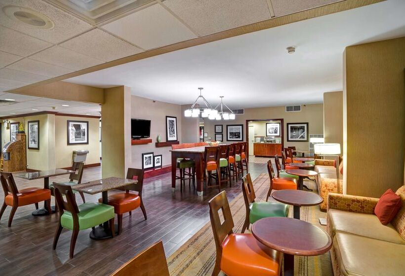 هتل Hampton Inn Morgantown