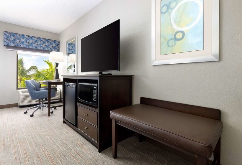 هتل Hampton Inn Naples Central