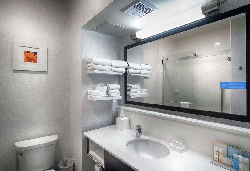 هتل Hampton Inn Salina