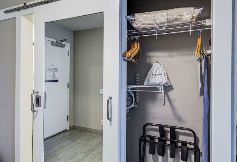 هتل Hampton Inn Salina