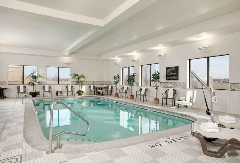 Отель Hampton Inn & Suites Addison