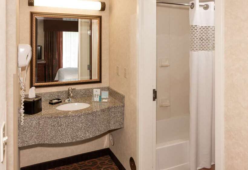 هتل Hampton Inn & Suites Clevelandbeachwood