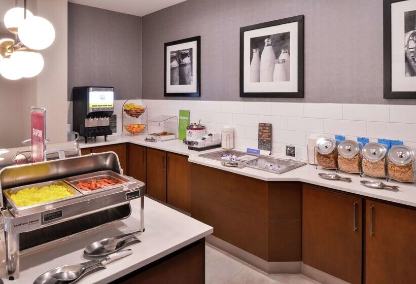 هتل Hampton Inn & Suites Legacy Parkfrisco