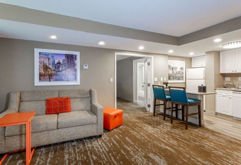 בית מלון כפרי Hampton Inn & Suites Raleigh Cary Lenovo Center