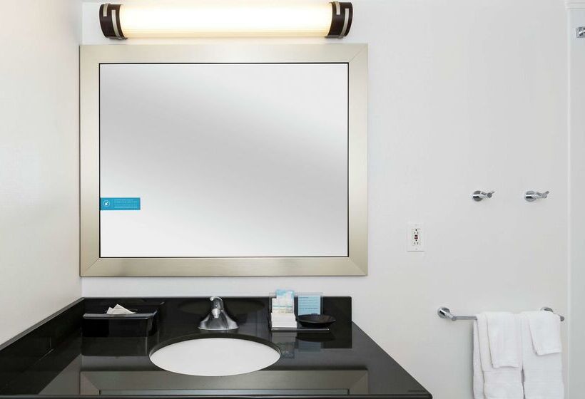 בית מלון כפרי Hampton Inn & Suites Raleigh Cary Lenovo Center