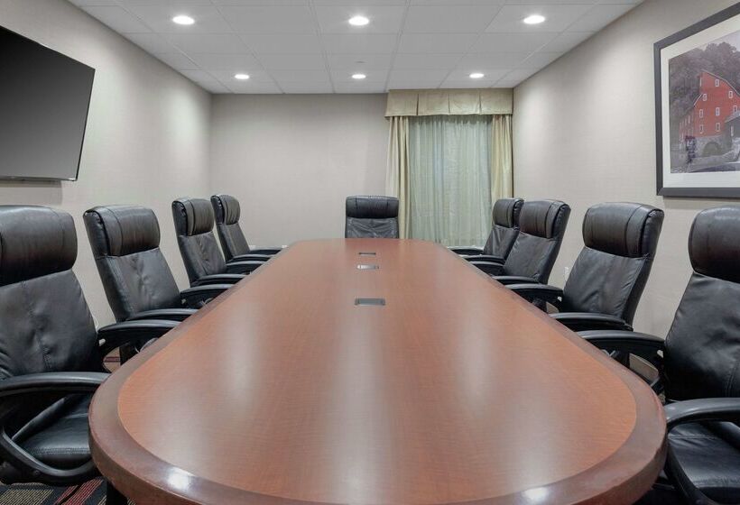 هتل Hampton Inn Woodbridge