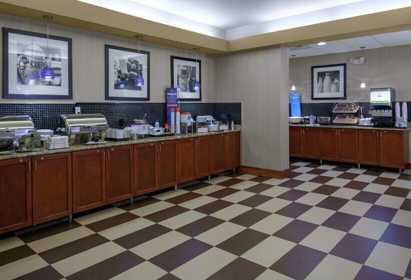 هتل Hampton Inn Woodbridge