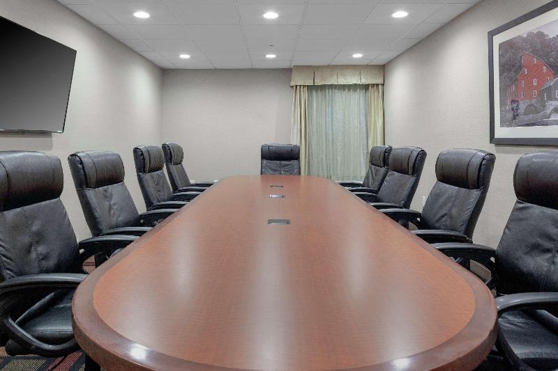 هتل Hampton Inn Woodbridge