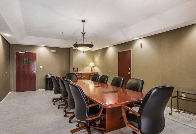 בית מלון כפרי Quality Inn & Suites Quincy  Downtown