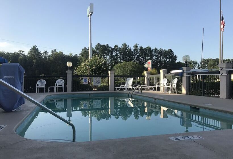 בית מלון כפרי Quality Inn Walterboro
