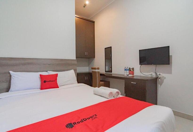 Отель Reddoorz Plus Syariah @ Tuparev Cirebon 3
