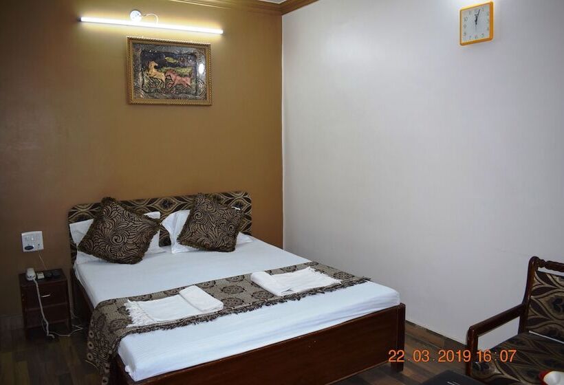 בית מלון כפרי The Centre Square