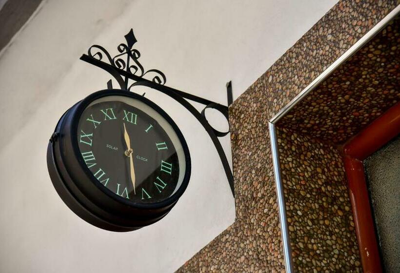 هتل The Old Town Clock