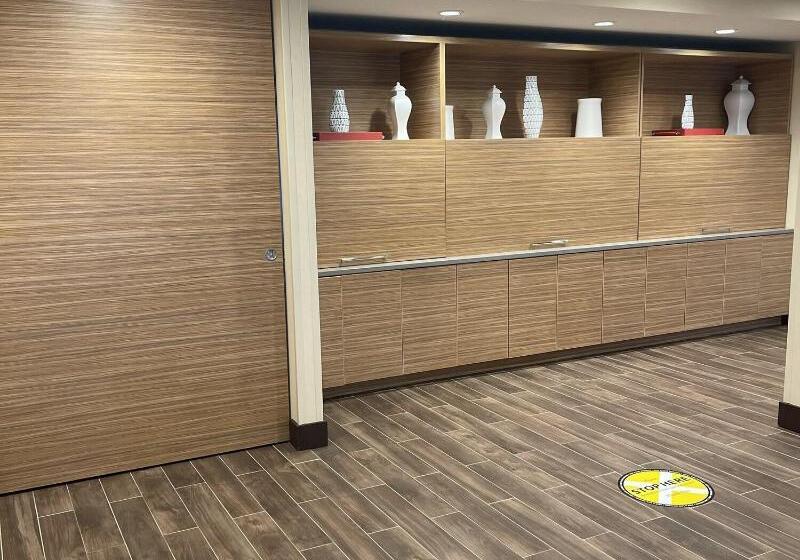 هتل Towneplace Suites By Marriott Grand Rapids Airport Southeast