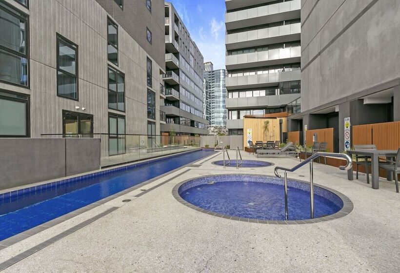 هتل Melbourne City Apartment