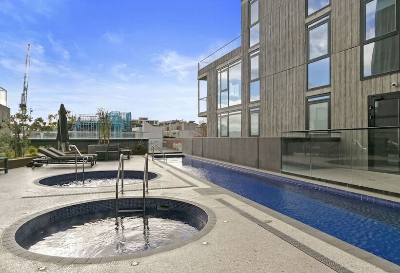 هتل Melbourne City Apartment