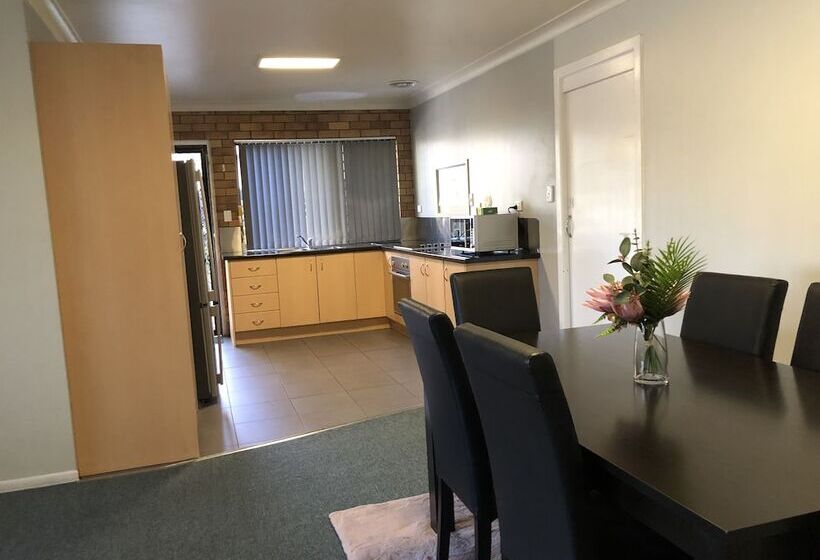 Jackie Howe Motel