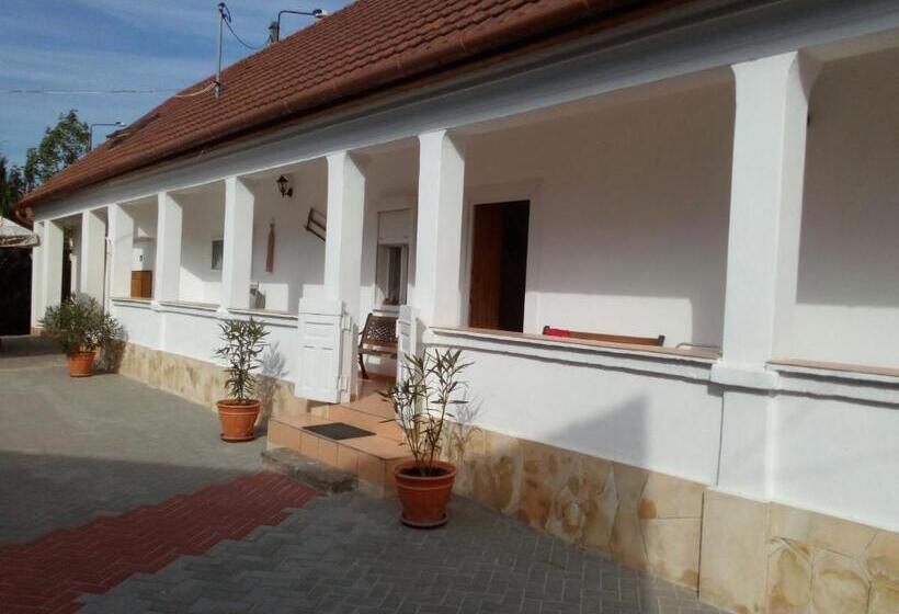 پانسیون Nosztalgia Vendégház