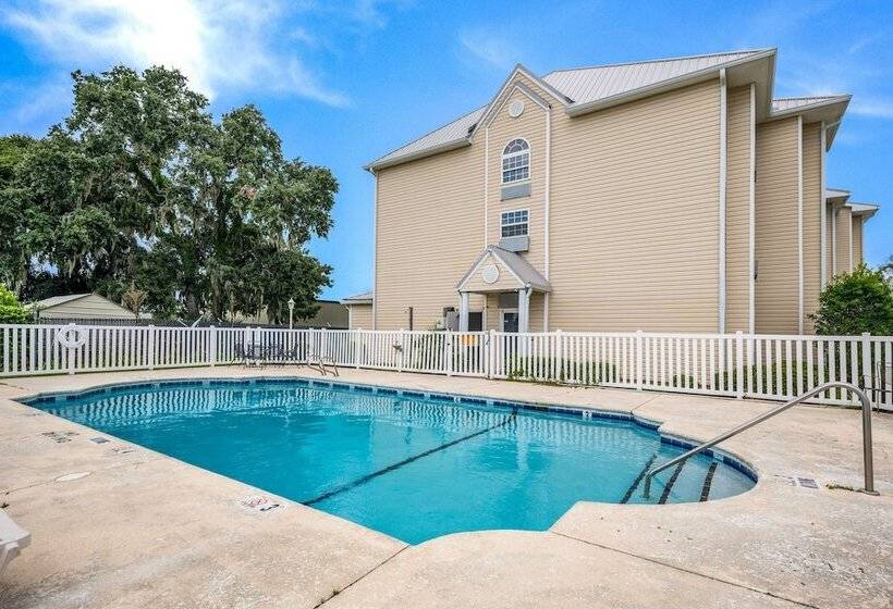 هتل Americas Best Value Inn & Suites Brunswick