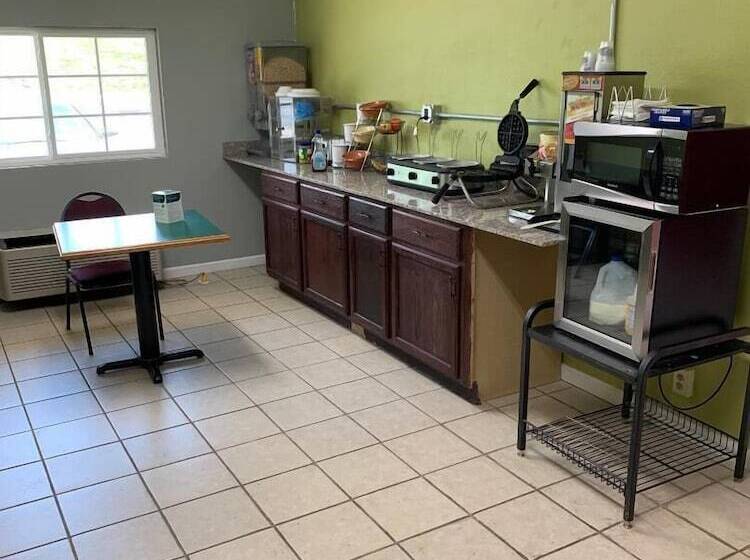 בית מלון כפרי Amerivu Inn & Suites   Gilbertsville