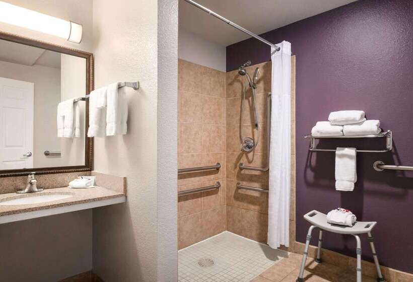 هتل Baymont By Wyndham Springfield I44