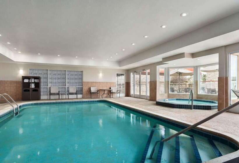 هتل Baymont By Wyndham Springfield I44