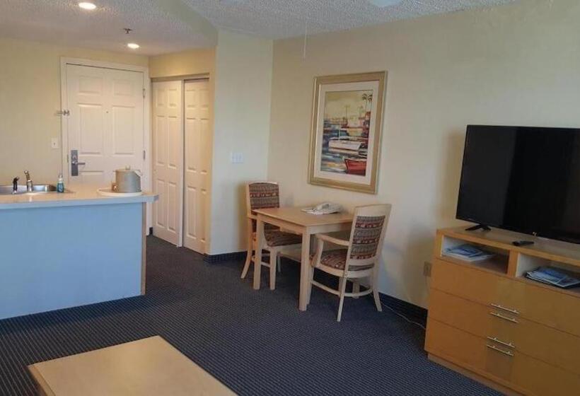 هتل Chart House Suites And Marina