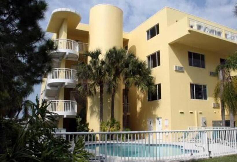 هتل Chart House Suites And Marina