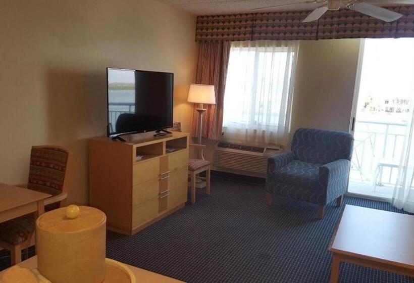 هتل Chart House Suites And Marina