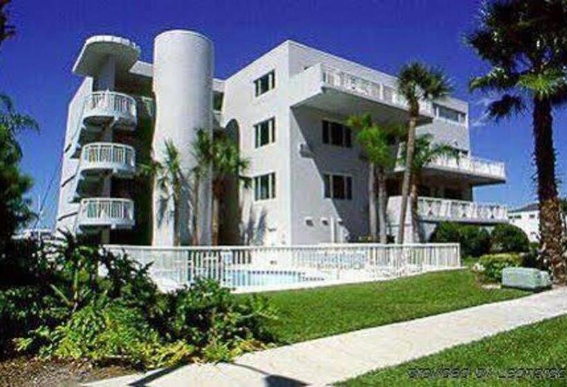هتل Chart House Suites And Marina