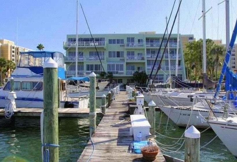 هتل Chart House Suites And Marina