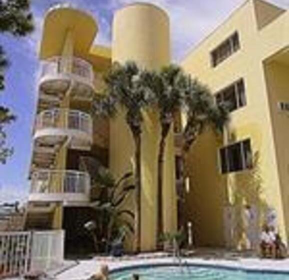 هتل Chart House Suites And Marina