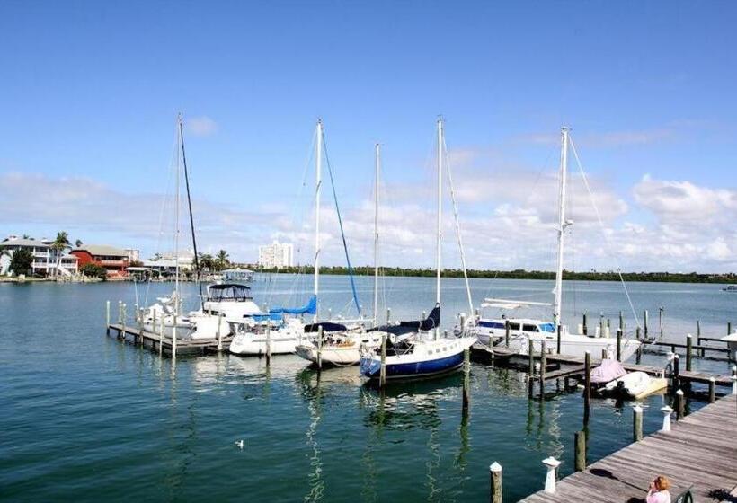 هتل Chart House Suites And Marina