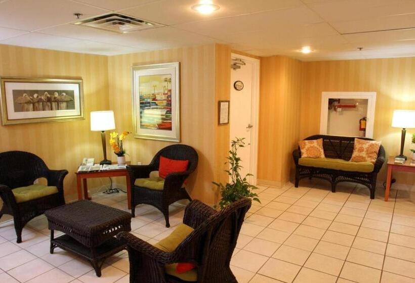 هتل Chart House Suites And Marina