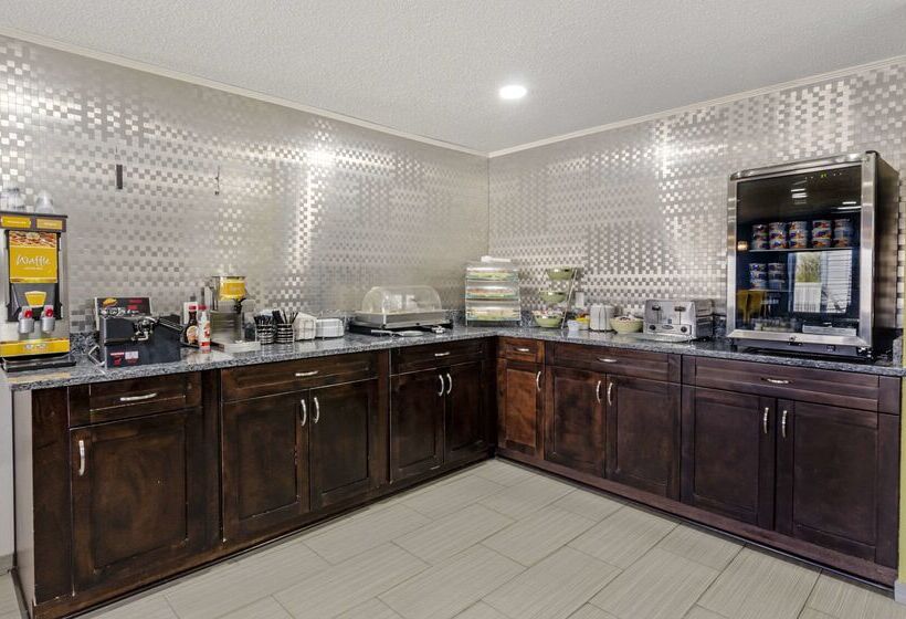 هتل Clarion Pointe Staunton East