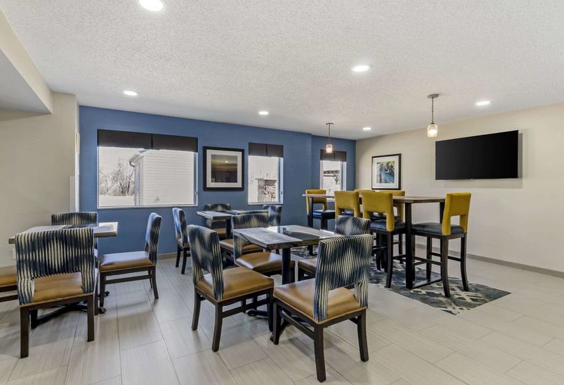 هتل Clarion Pointe Staunton East